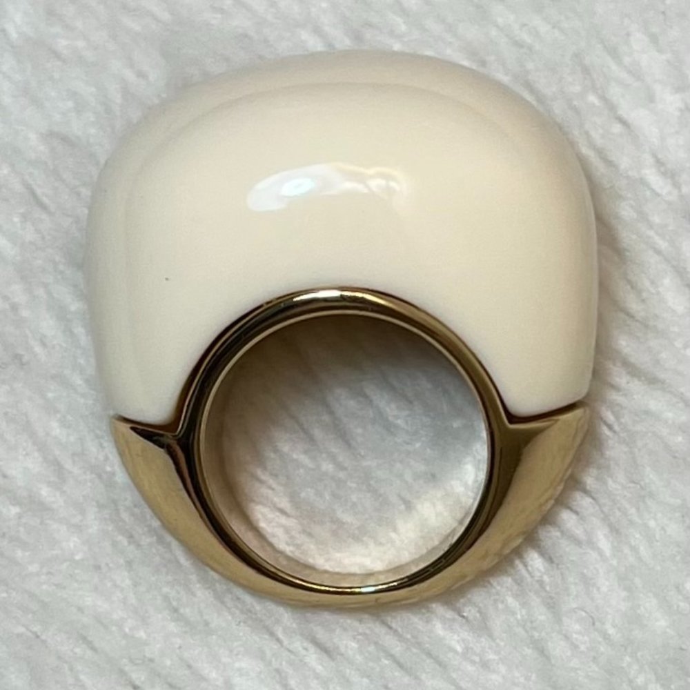 Trina Turk Ivory Resin & Gold Tone Statement Cocktail Ring Size 6